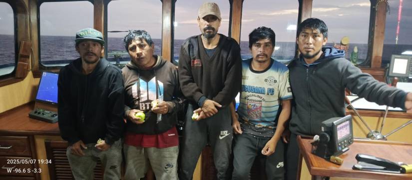 Atunero ecuatoriano salva a cinco pescadores que estuvieron 55 días a la deriva Atunero ecuatoriano salva a cinco pescadores que estuvieron 55 días a la deriva