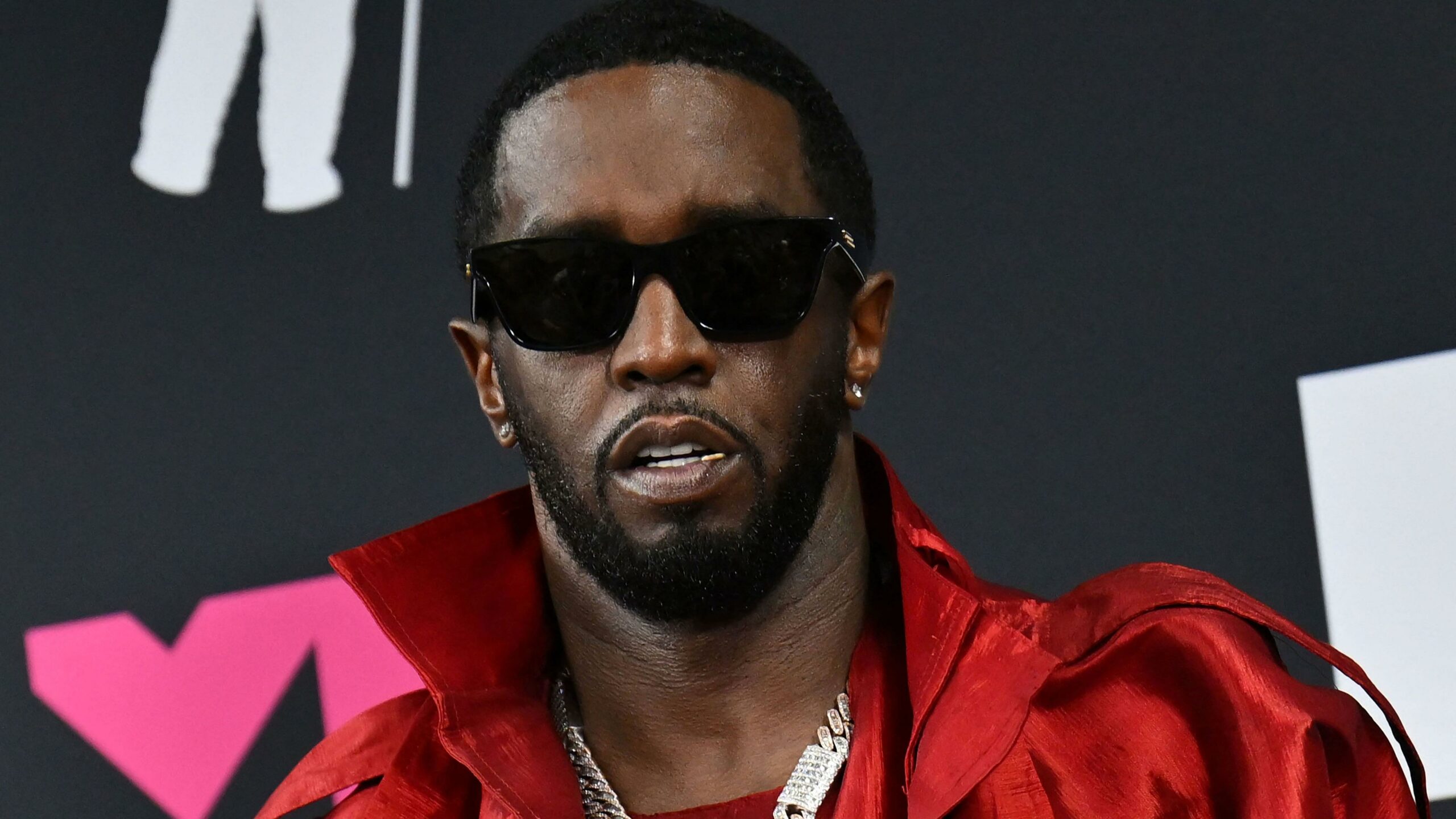 Exguardaespaldas de P. Diddy revela cómo el rapero chantajeaba a gente de la industria musical Exguardaespaldas de P. Diddy revela cómo el rapero chantajeaba a gente de la industria musical