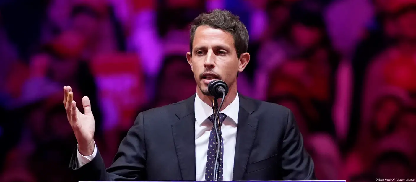 VIDEO: Famoso comediante que entrevistó a Trump discute y agarra del cuello a un hombre